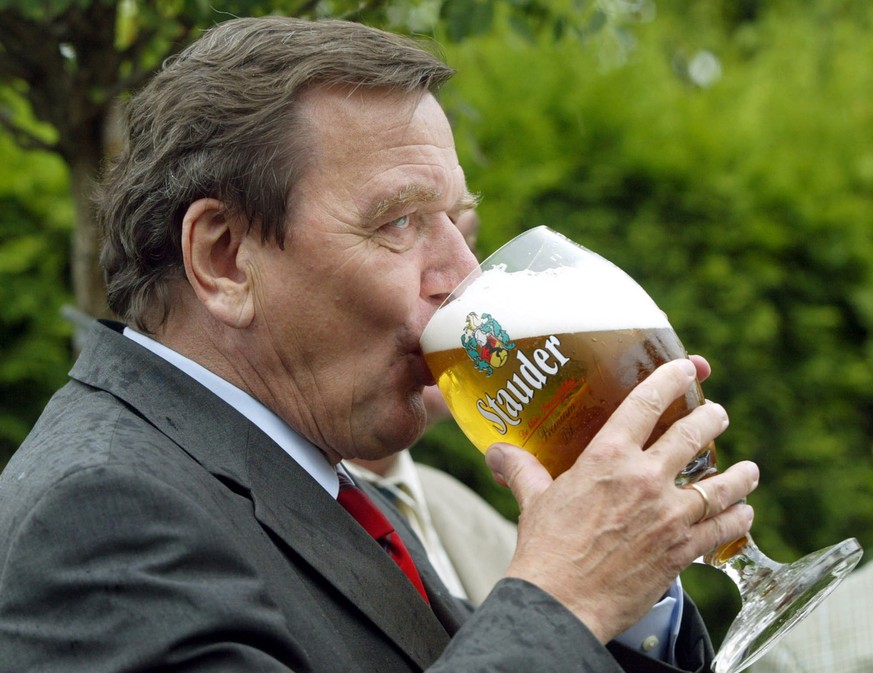 Bundeskanzler Gerhard Schroeder besucht am Mittwoch, 14. Juli 2004, die Kleingarten-Anlage &quot;Bismarckhain&quot; in Gelsenkirchen und trinkt dabei ein Bier. Schon im Herbst finden in Nordrhein-West ...