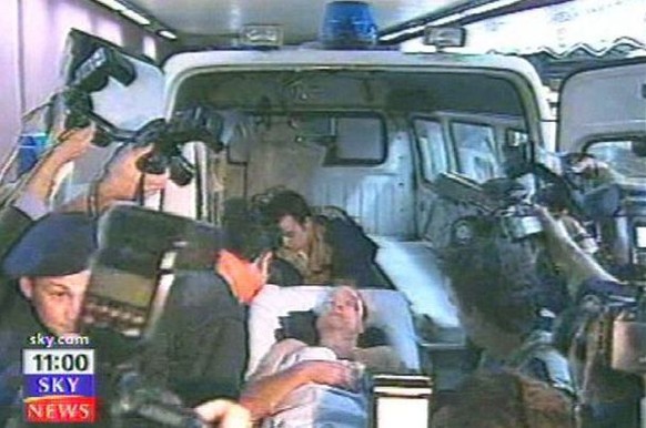 Ein Fan wird in Istanbul von der Ambulanz versorgt.