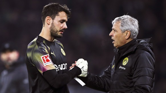 epa07934594 Dortmund&#039;s goalkeeper Roman Buerki (L) shakes hands with his coach Lucien Favre (R) as he leaves the pitch after picking up an injury during the German Bundesliga soccer match between ...
