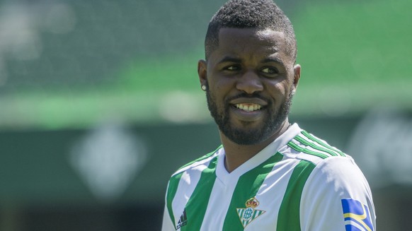 epa06176846 Costa Rican forward Joel Campbell poses during his presentation as a new player of the Real Betis Sevilla FC in Seville, Spain, 01 September 2017. EPA/RAUL CARO