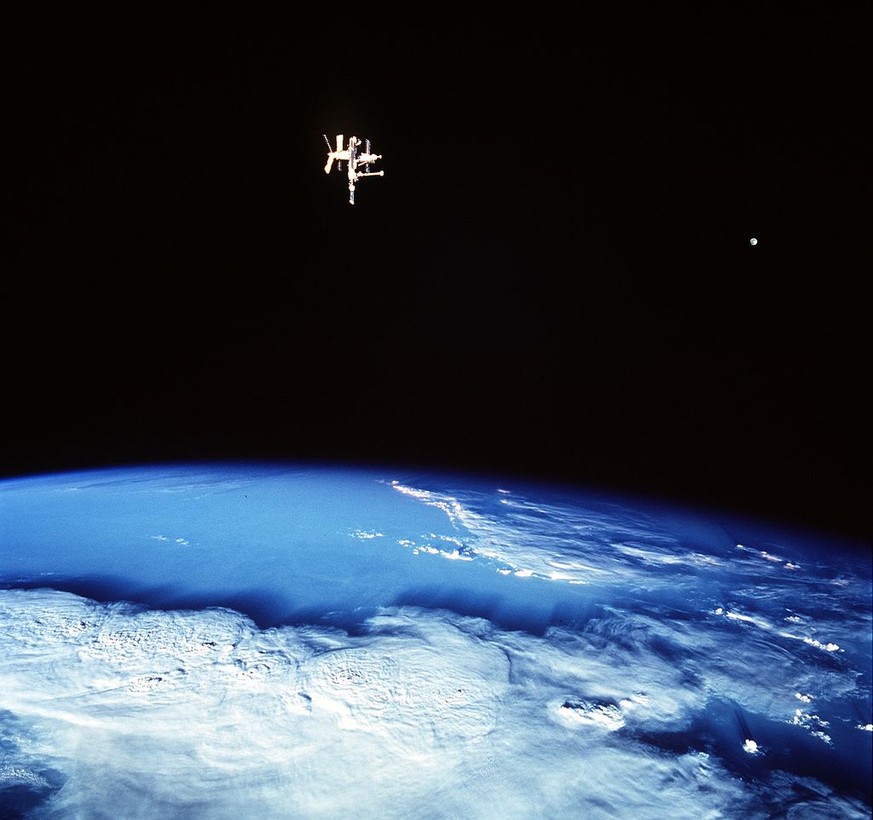 Mir mit Mond im Hintergrund, fotografiert von der Crew der Discovery