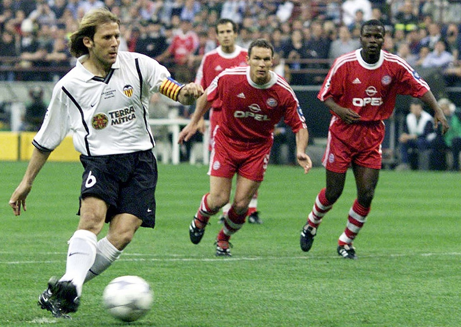 Valencia&#039;s Gaizka Mendieta hits the ball from the penalty spot to score against Bayern Munich during the UEFA Champions League Final at the San Siro, Milan, Italy Wednesday May 23, 2001.(AP Photo ...