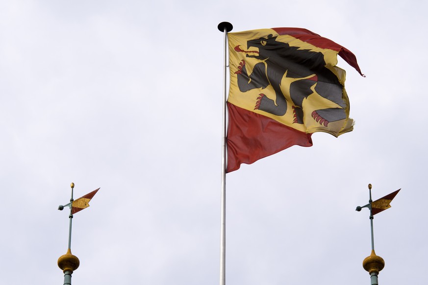 Die Berner Fahne, fotografiert auf dem Rathaus Bern waehrend den Regierungsratswahlen des Kantons Bern, am Sonntag, 25. Maerz 2018 in Bern. (KEYSTONE/Anthony Anex)