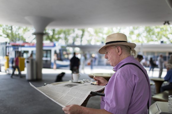 An older man reads the NZZ newspaper at Bellevue in Zurich, Switzerland, pictured on July 9, 2013. (KEYSTONE/Gaetan Bally)

Ein aelterer Mann liest am Bellevue in Zuerich die NZZ, aufgenommen am 9. Ju ...