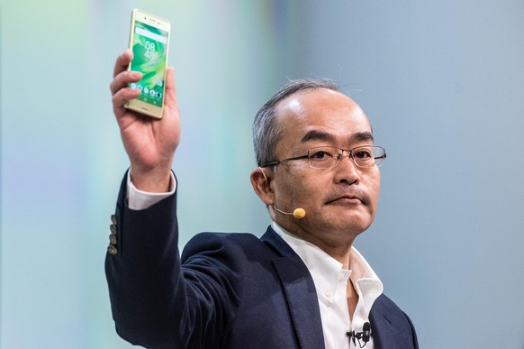 Hiroki Totoki,&nbsp;CEO von Sony Mobile Communication, mit dem Xperia X.&nbsp;