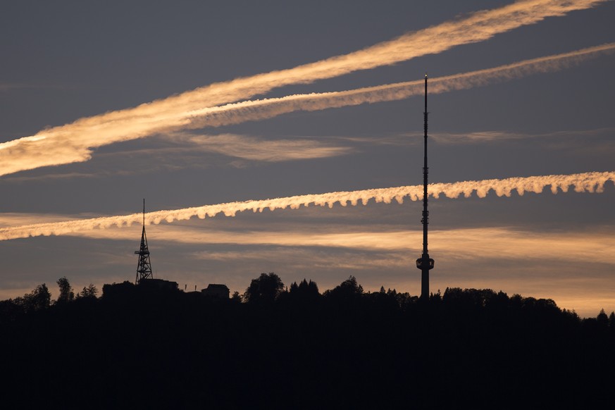 Der Uetliberg, Hausberg von Zuerich, in der Abendstimmung mit Kondensstreifen am Himmel, kurz nach Sonnenuntergang am Freitag, 30. September 2016 in Zuerich. (KEYSTONE/Dominik Baur)