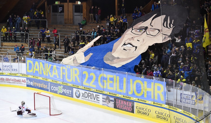 Choreo der Davoser Fans fuer den ehemalige Coach Arno Del Curto, der diese Woche nach 22 Jahren seinen Ruecktritt gegeben hat, beim Eishockey-Qualifikationsspiel der National League A zwischen dem HC  ...