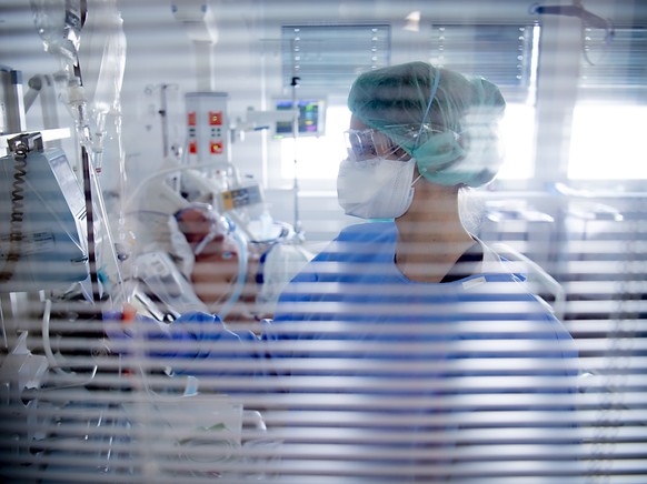 Behandlungsraum für Covid-19-Patienten im Spital in Rennaz VD. Die Zahl der Covid-19-Fälle in der Schweiz hat nach Angaben des BAG erneut zugenommen. (Archivbild)