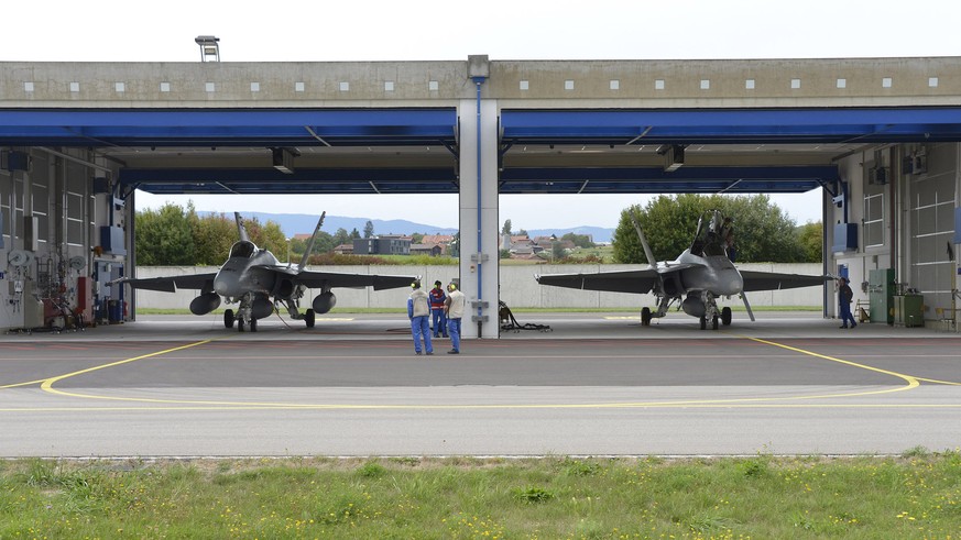 ARCHIV --- FA-18 Kampfjets in einem Hangar auf dem Flugfeld in Pyerne am 15. September 2015. Der Bundesrat hat am Mittwoch, 24. Februar 2016 die Vorarbeiten für eine neue Kampfjet-Evaluation gestartet ...