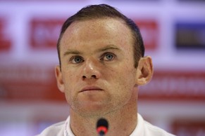 Sitzt da wie ein englischer Internatsjunge, hat zur Entwicklung des dortigen Fussballs aber eine prononcierte Meinung: Wayne Rooney.