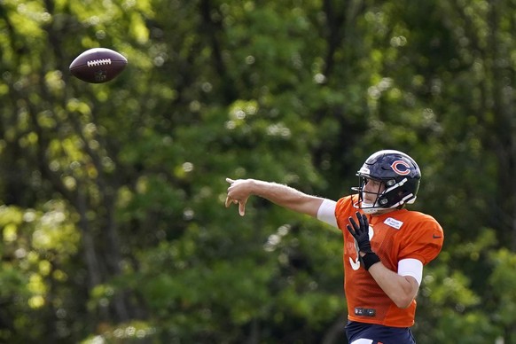Chicago Bears quarterback Nick Foles throws a pass during an NFL football camp practice in Lake Forest, Ill., Tuesday, Aug. 18, 2020. (AP Photo/Nam Y. Huh, Pool)