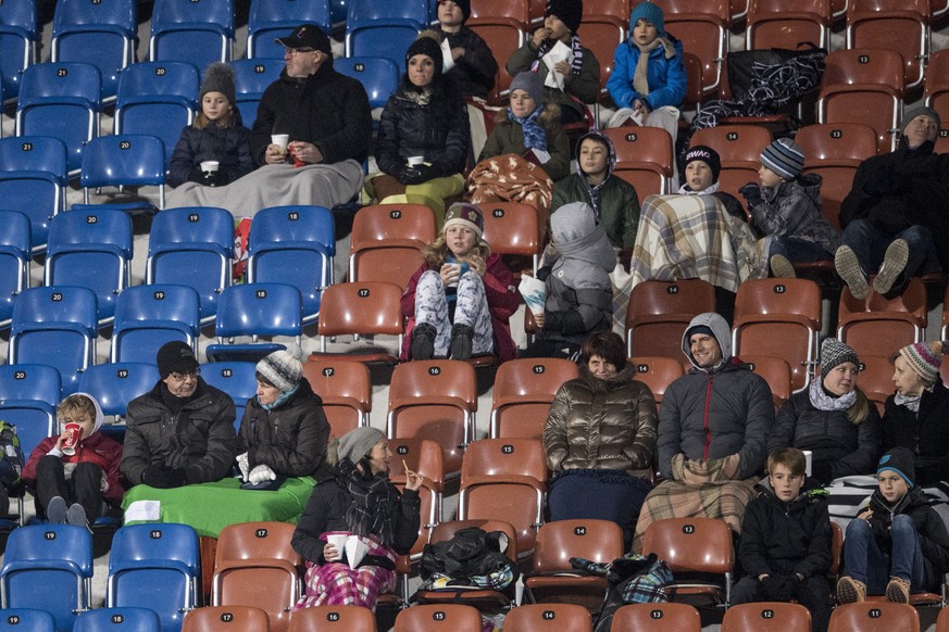 Vereinzelte Fans verfolgen dick eingepackt das Fussball Super League Spiel zwischen dem FC Vaduz und dem FC Lausanne-Sport, am Samstag, 10. Dezember 2016, im Rheinpark Stadion in Vaduz. (KEYSTONE/Enni ...