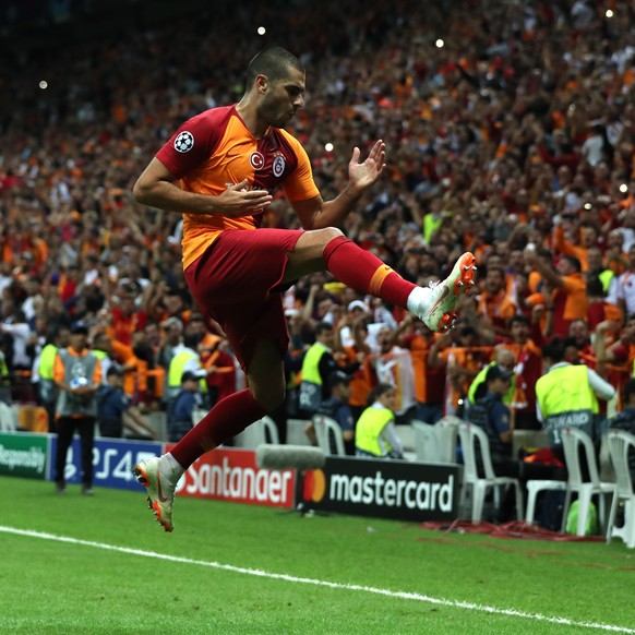epa07031091 Galatasaray&#039;s Eren Derdiyok (R) celebrates after scoring the 2-0 goal during the UEFA Champions League Group D soccer match between Galatasaray Istanbul and Lokomotiv Moscow, in Istan ...