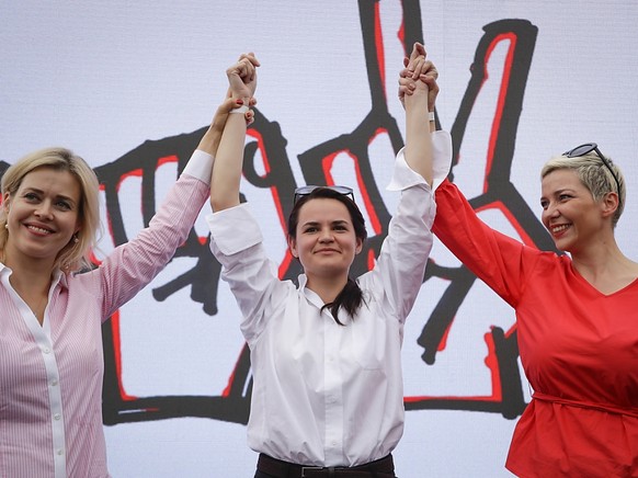 Maria Kolesnikowa, Swetlana Tichanowskaja und Veronika Zepkalo stehen bei einem Wahlkampfauftritt in der belarussischen Hauptstadt Minsk zur Unterst�tzung von Tichanowskaja. Foto: Sergei Grits/AP/dpa