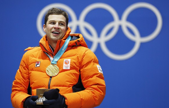 epa06517414 Gold medalist Sven Kramer of the Netherlands during the medal ceremony for the men&#039;s Speed Skating 5000m event during the PyeongChang 2018 Olympic Games, South Korea, 12 February 2018 ...