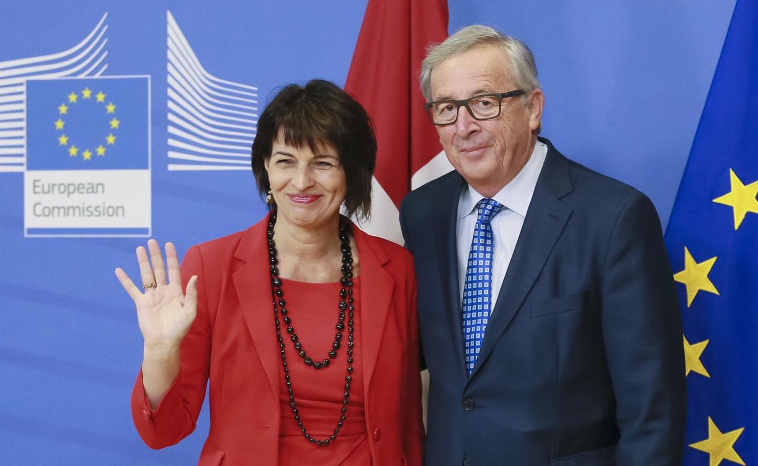 epa05891475 EU commission President Jean-Claude Juncker (R) welcomes the President of the Swiss Confederation Doris Leuthard (L), prior to a meeting in Brussels, Belgium, 06 April 2017. EPA/OLIVIER HO ...