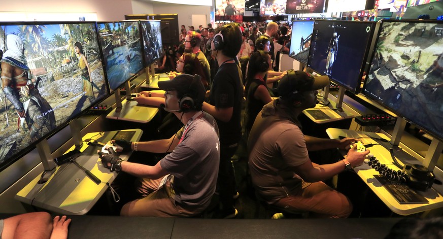 epa06027009 Gamers play the new Ubisoft Assassin&#039;s Creed Origins on the opening day of E3 (Electronic Entertainment Expo) in Los Angeles, California, USA, 13 June 2017. The E3 expo introduces new ...