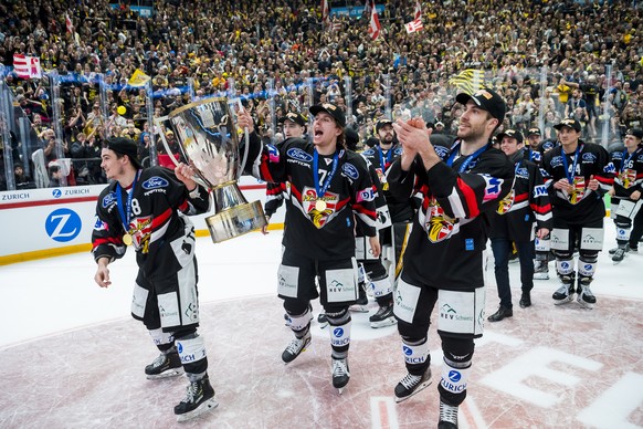 Les joueurs jurassiens du HC Ajoie fetent la victoire en coupe de suisse avec les supporters lors de la finale de Coupe de Suisse de hockey sur glace Swiss Ice Hockey Cup, entre HC Ajoie et HC Davos c ...