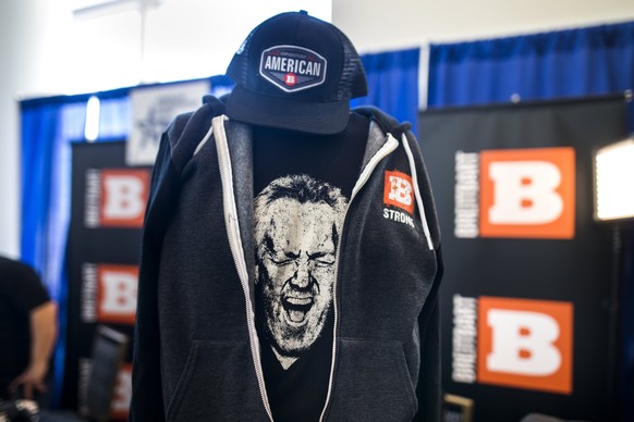 epa05810792 The late founder of Bretibart News, Andrew Breitbart, is seen on a t-shirt at the 44th Annual Conservative Political Action Conference (CPAC) at the Gaylord National Resort &amp; Conventio ...