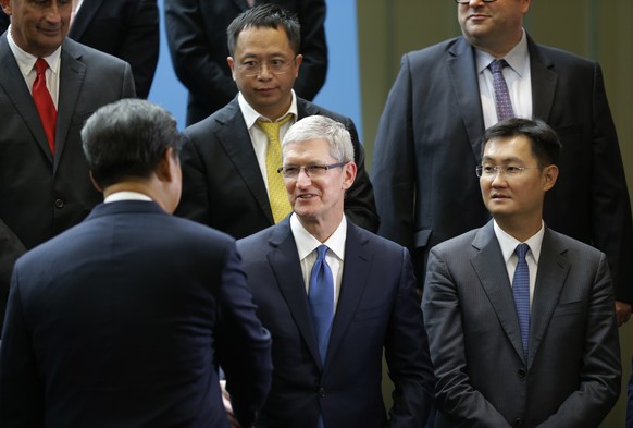 Chinas Präsident Xi Jinping begrüsst Apple-Chef Tim Cook und ...
