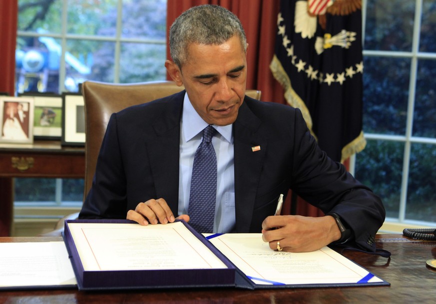 Widerwillig unterzeichnet Präsident Obama das Verteidigungsbudget, das ihn gleichzeitig daran hindert, das Gefangenenlager Guantanamo Bay auf Kuba zu schliessen.