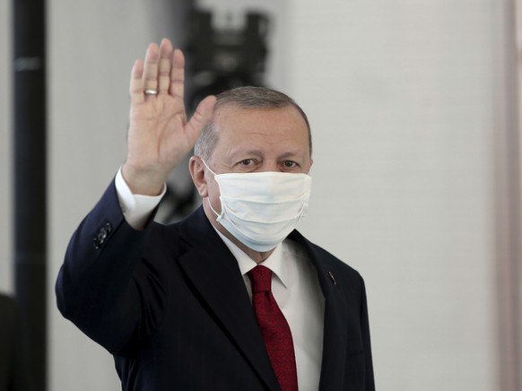 Ausgestattet mit einem Mundschutz trifft Pr�sident Recep Tayyip Erdogan zur Einweihung eines neuen Krankenhauses in Istanbul ein. Foto: Can Erok/DHA/AP/dpa