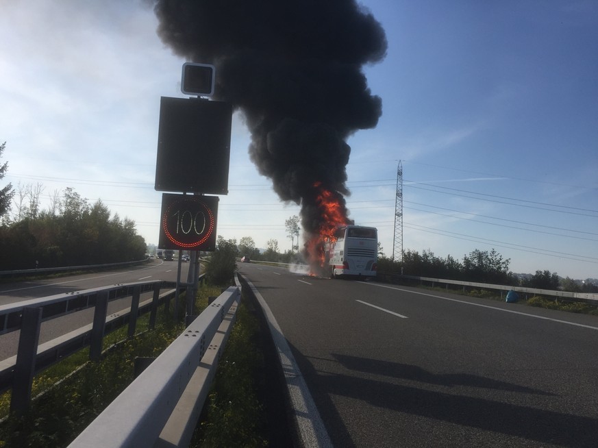 Ein Car brannte auf der Autobahn A1 bei Mörschwil.