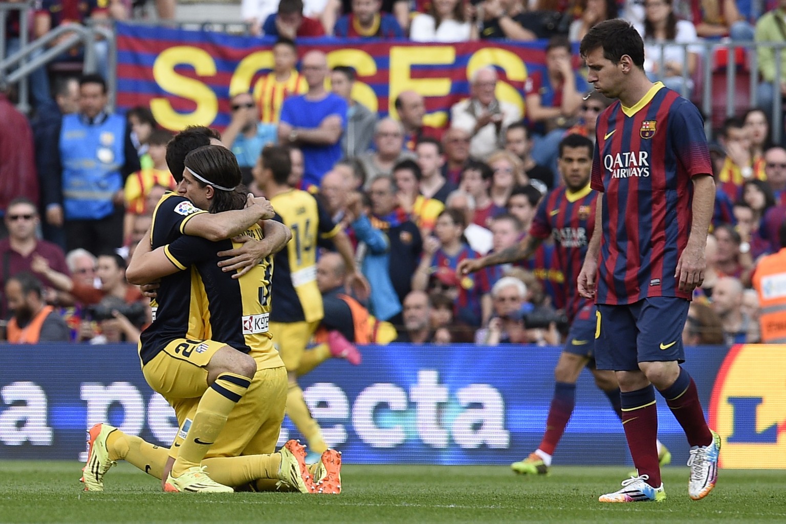 Lionel Messi spuckt auf den Titel von Atlético. Nein, natürlich nicht. Ist nur der Winkel. So etwas würde Messi nie machen.