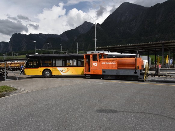 Am 7. Juni 2021 ist in Trimmis am Bahnhof Untervaz eine Rangierlokomotive mit einem die Gleise überquerenden Postauto kollidiert. Businsassen sollen sich leichte Verletzungen zugezogen haben.