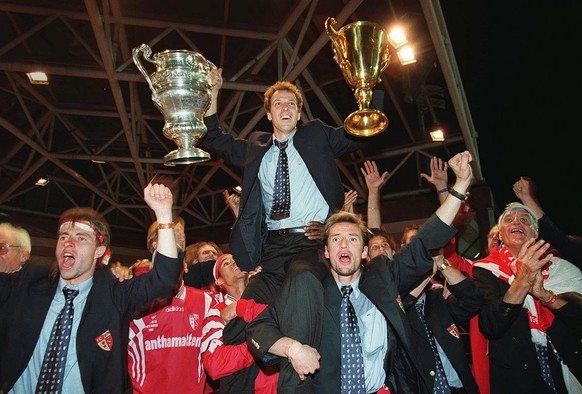 Die Spieler des FC Sion tragen Christophe Bonvin, der Meister- und Cup-Pokal in seinen Haenden haelt, auf ihren Schultern ueber die Place de la Planta in Sion (8. Juni 1997). Zuvor hatte der FC Sion i ...