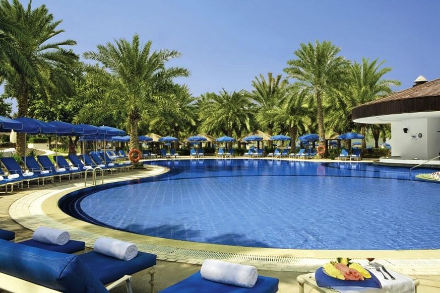 Versuch macht klug: Bevor du das Hotel Sheraton Jumeirah in Dubai buchst, lässt du dir versichern, dass der Pool auch so gross ist wie angegeben. Nun kann nichts mehr schiefgehen!&nbsp;