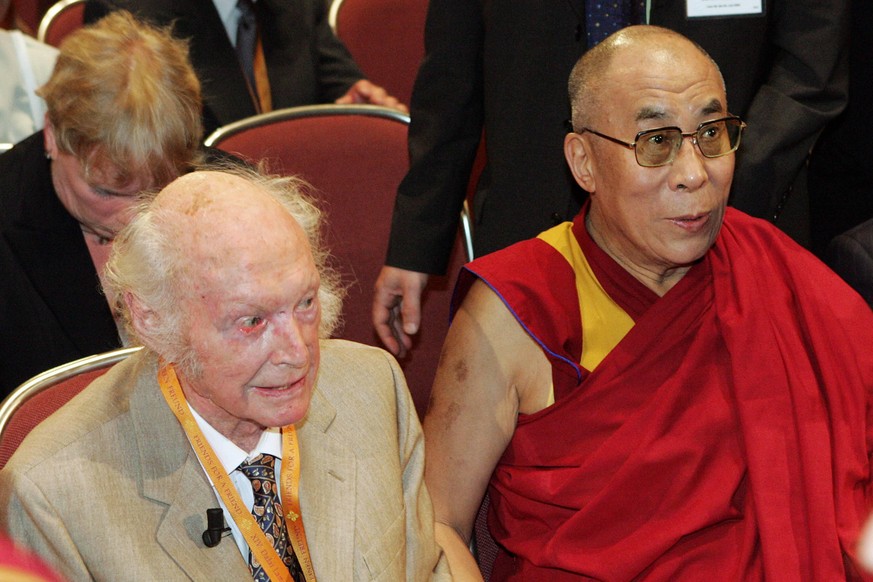 Bildnummer: 50864410 Datum: 28.07.2005 Copyright: imago/Fernando Baptista
14. Dalai Lama (re., CHN/Religiöses und politisches Oberhaupt der buddhistischen Tibeter) mit seinem langjährigen Freund Heinr ...