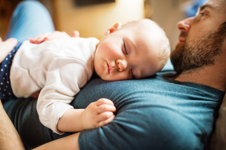 Wenn sich Väter um ihr Neugeborenes kümmern, prägt das die Beziehung – zum Kind und zur Partnerin.