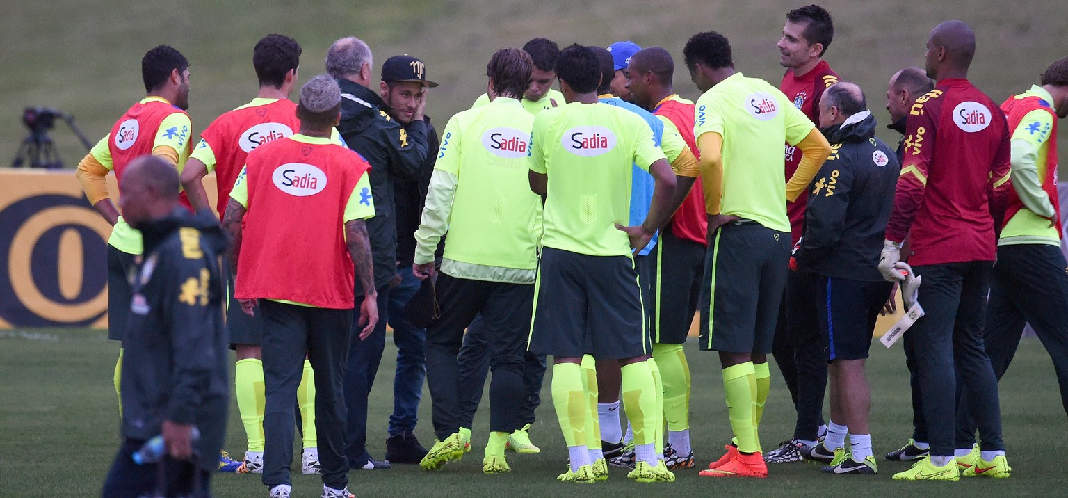 Die brasilianische Mannschaft und Trainer Scolari trösten den verletzten Neymar