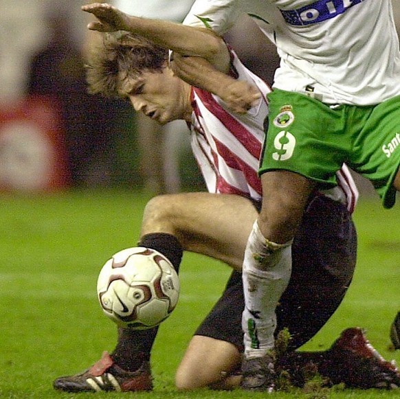 Athletic de Bilbao&#039;s Julen Guerrero (L), and Santander&#039;s Rodolfo Bodipo (R) challenge for the ball during their Spanish First Division soccer match on Sunday 30, November 2003 at the San Mam ...