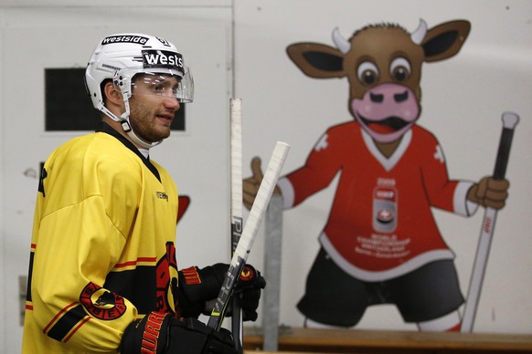 Der SCB Spieler Simon Sterchi kommt zum ersten Eistraining der neuen Hockeysaison, am Montag, 3. August 2020 in der Postfinance Arena in Bern. (KEYSTONE/Peter Klaunzer)