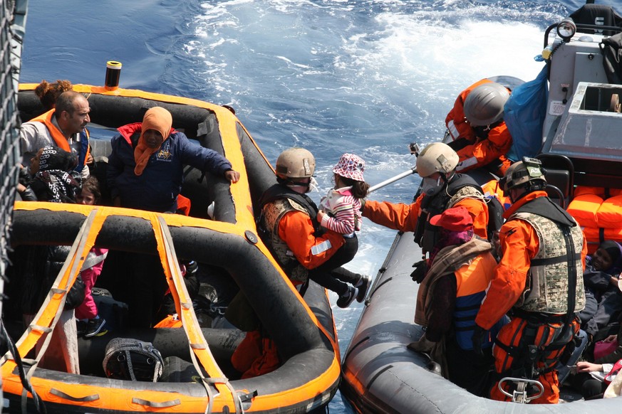 Hunderte von Flüchtlingen aus Booten in Sicherheit gebracht: Die Bundeswehr bei einem Einsatz im Mittelmeer.&nbsp;