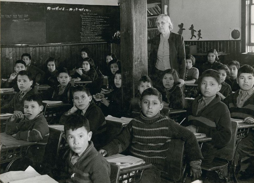 Cree-Schüler an ihren Pulten an der All Saints Residential School, Provinz Saskatchewan, 1945.