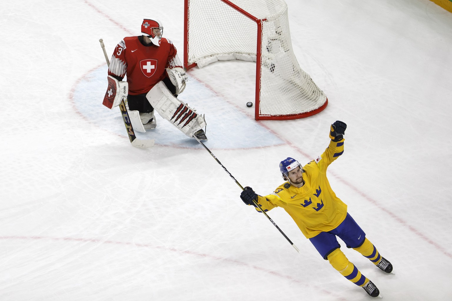 epa06753314 Sweden&#039;s forward Filip Forsberg, right, celebrates his winner goal past Switzerland&#039;s goaltender Leonardo Genoni, left, during the shootout session of the IIHF 2018 World Champio ...