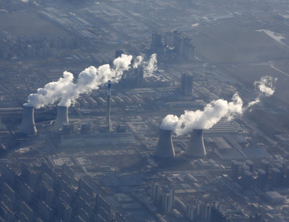 Rauchende Kamine von Kohlekraftwerken ausserhalb von Peking.