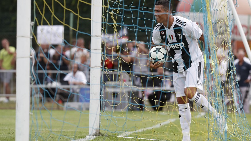 Juventus&#039; Cristiano Ronaldo holds the ball in a goal during a friendly match between the Juventus A and B teams, in Villar Perosa, northern Italy, Sunday, Aug.12, 2018. (AP Photo/Antonio Calanni)