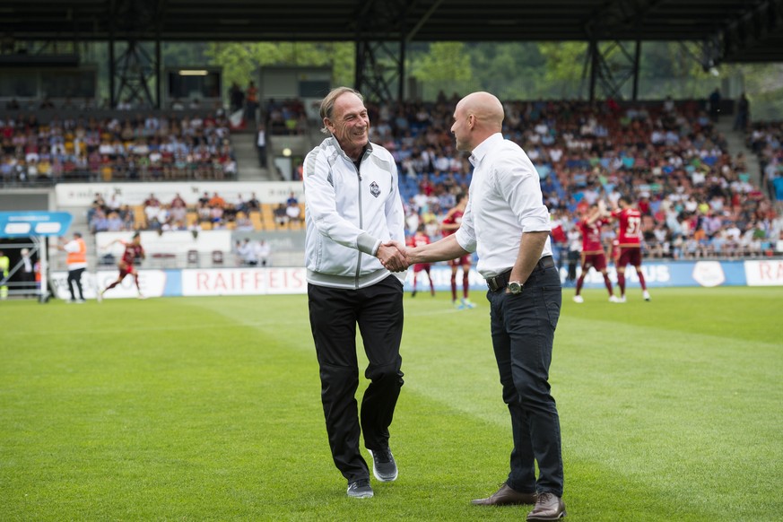 Faire Geste: Luganos Trainer Zdenek Zeman gratuliert seinem Berufskollegen Giorgio Contini zum Ligaerhalt.