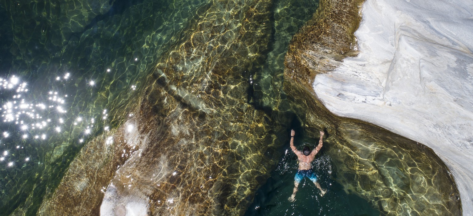 Ein Schwimmer schwimmt im Naturbecken von Ponte Brolla an der Maggia, ein Erholungsgebiet im Sommer, beruehmt fuer seine Schlucht, am Sonntag, 8. Juli 2018. (KEYSTONE/Ti-Press/Alessandro Crinari)