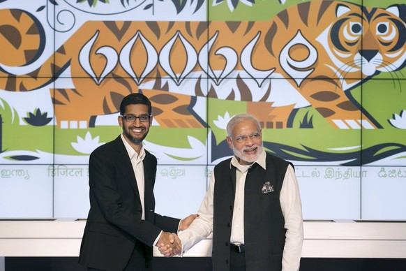 Indiens Ministerpräsident Narendra Modi (rechts) mit Google-CEO Sundar Pichai.