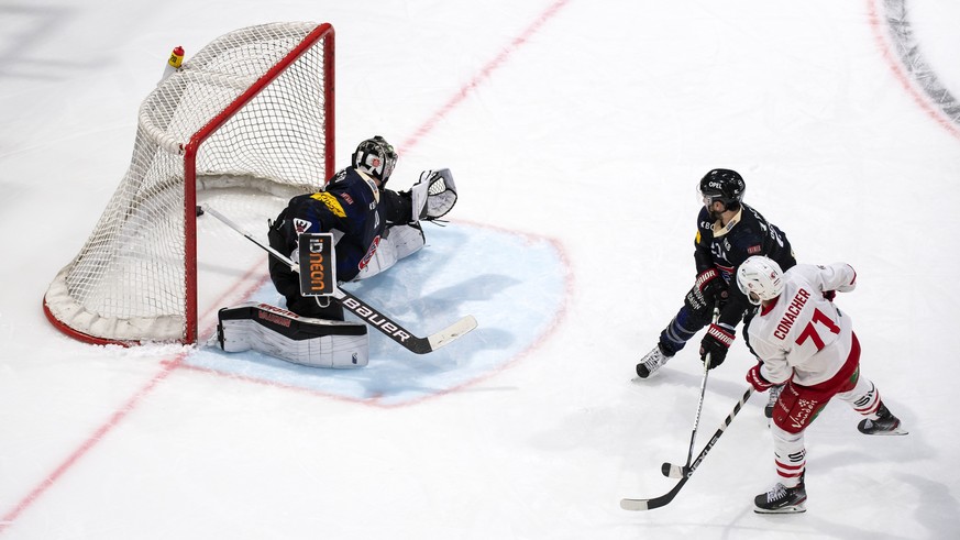 L&#039;attaquant lausannois Cory Conacher, droite, marque le premier but au gardien Fribourgeois Reto Berra, gauche, lors du match du championnat suisse de hockey sur glace de National League entre le ...