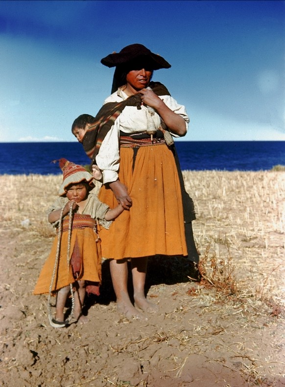 Frau mit Kindern in traditioneller Kleidung

Heim, Arnold 
Titel:
Buch Tafel 3, Quechua Indianerin bei Pusi am Lago Titicaca 
Beschreibung:
Frau mit Kindern in traditioneller Kleidung 
Datierung:
27.7 ...