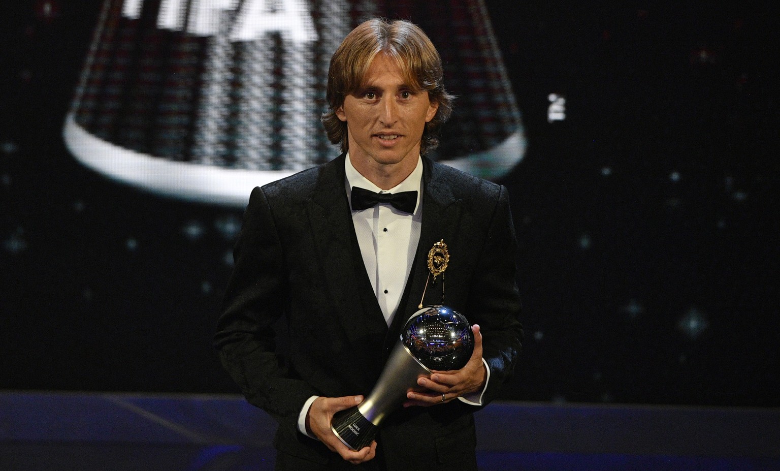 epa07044215 Real Madrid player Luka Modric poses after receiving the Best FIFA Men&#039;s Player award during the Best FIFA Football Awards 2018 in London, Great Britain, 24 September 2018. EPA/NEIL H ...