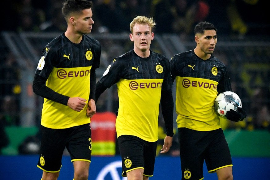 epa07960982 Dortmund&#039;s Julian Brandt (C) celebrates with teammates after scoring the 1-1 equalizer during the German DFB Cup second round soccer match between Borussia Dortmund and Borussia Moenc ...