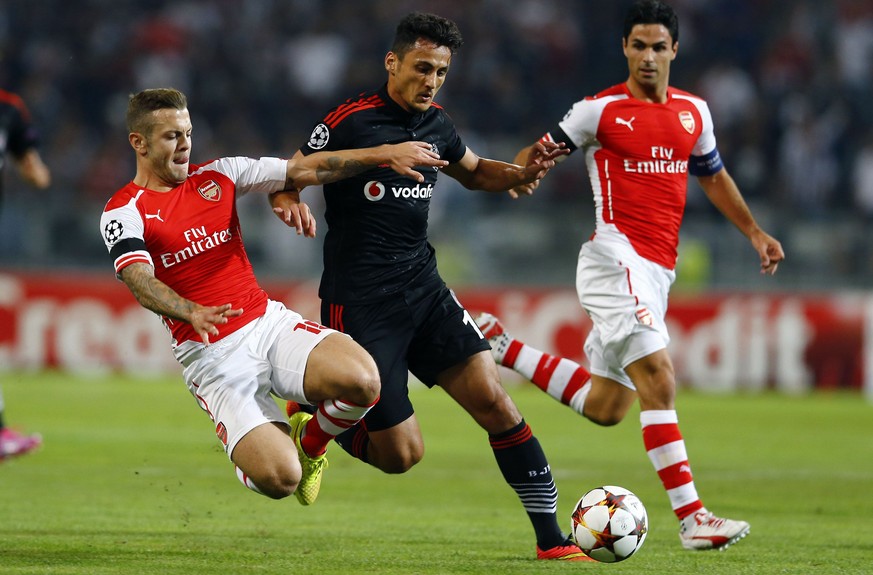 Besiktas' Mustafa Pektemek kämpft mit Arsenals Jack Wilshere (l.) und Mikel Arteta um den Ball.