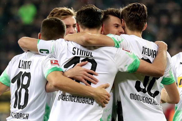 epa08277197 Moenchengladbach&#039;s Lars Stindl (C) celebrates with teammates after scoring the 1-1 equalizer during the German Bundesliga soccer match between Borussia Moenchengladbach and Borussia D ...